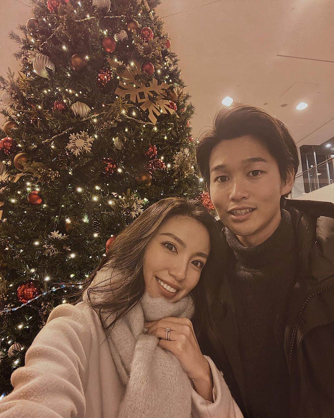 吉田愛璃のインスタグラム：「🔔𝙼𝚎𝚛𝚛𝚢 𝚇'𝚖𝚊𝚜🎄  夫婦になって初めてのクリスマス ☽ ⋆゜ 当日出掛けられるのは久々で嬉しかった😘 ありがとう♪  #クリスマス #夫婦  #デート」