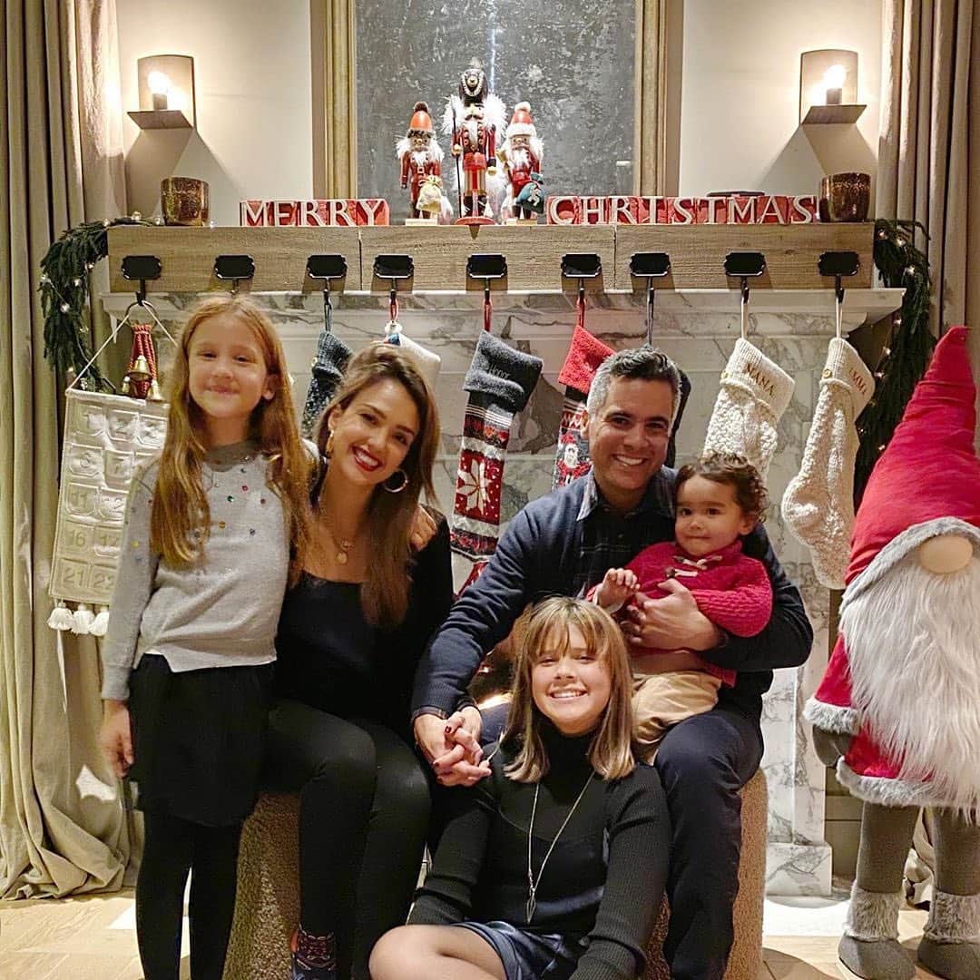 The Honest Companyさんのインスタグラム写真 - (The Honest CompanyInstagram)「"Wishing you a very merry holiday season and a happy, healthy new year from my fam to yours! Xo" Our founder, @JessicaAlba 🎄🎁」12月26日 2時36分 - honest