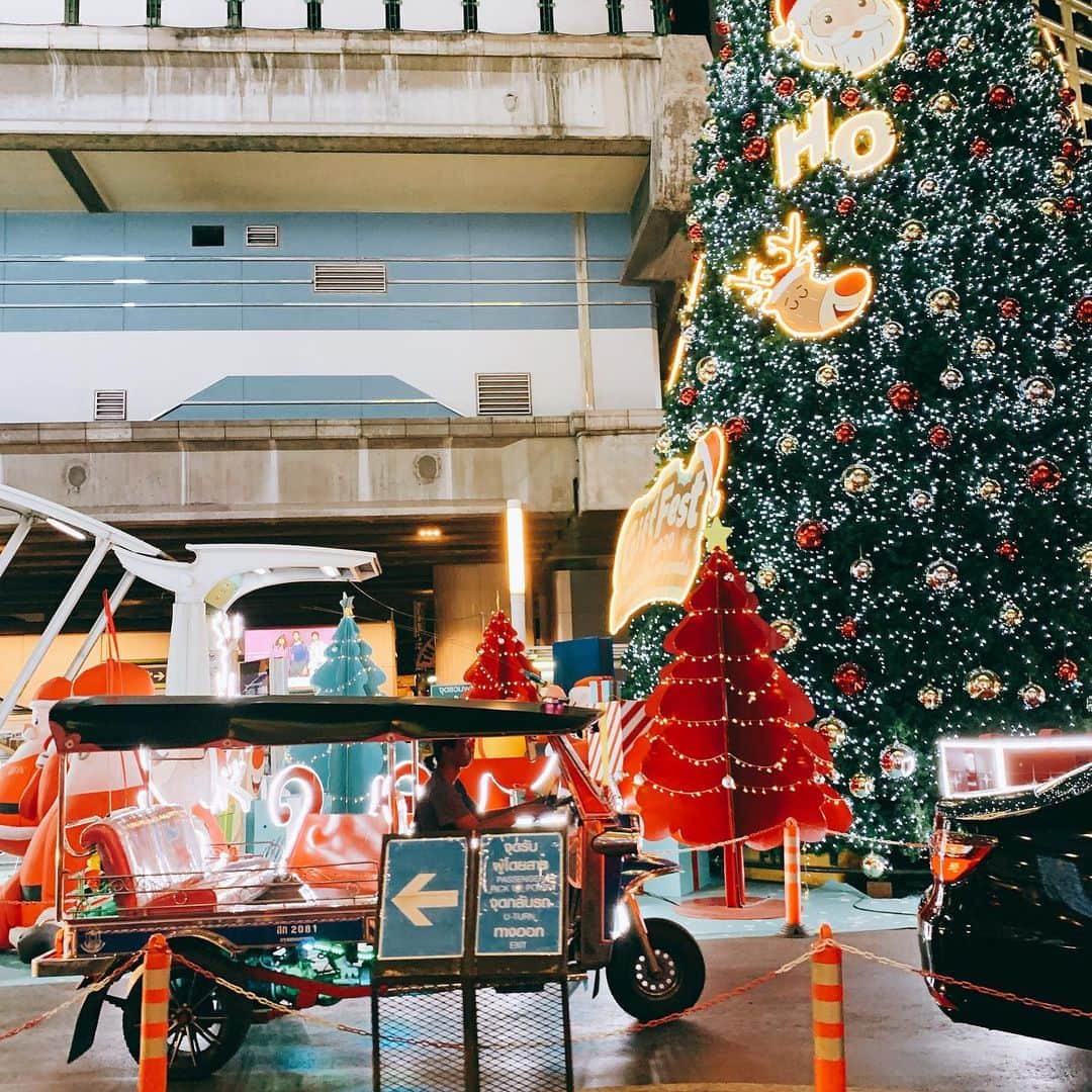 坂田陽子さんのインスタグラム写真 - (坂田陽子Instagram)「バンコク🇹🇭も街中至る所でクリスマスムード！（ローカルのお店はさておき😂） ・ @mari_bangkok_life に連れてってもらった　@parkhyattbangkok のハイティーもクリスマスバージョン🎄（お互いキャラじゃ無いんだけど笑） はじめまして😂とは思えないほど 沢山喋って笑ったねー😆 ・ ナイトマーケットのイルミネーションも、 街中のツリーとトゥクトォクも、 レストランやホテルのロビーの飾り付けも、みーんな個性豊か。 ・ たまーに、ちょっと、センスがあれ？？笑笑なところもなんだか楽しい😆😆 ・ ・ #タイ　#バンコク　#tailand  #bangkok  #afternoontea  #parkhyattbangkok  #バンコクのクリスマス  #bangkokchristmas  #nightmarket  #illumination  #クリスマスツリー  #christmastree」12月26日 2時48分 - yokosakata
