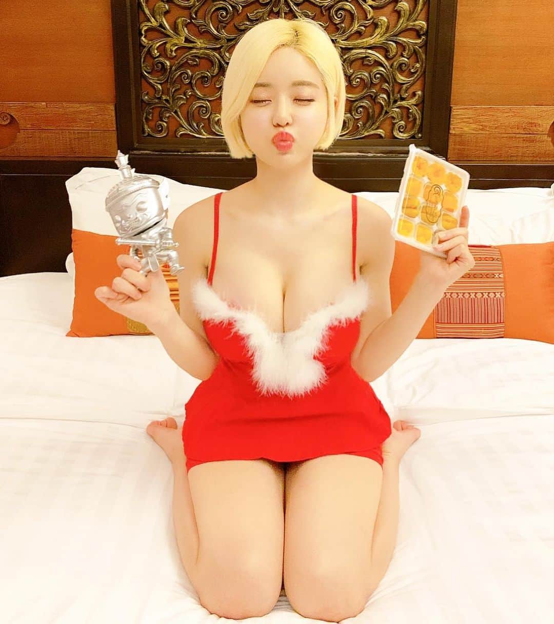 Dj Sodaさんのインスタグラム写真 - (Dj SodaInstagram)「메리크리스마스~👩🏼🎄❤️💚 Thai dolls and Thai desserts from Thai fans! I'm so so happy and thank you😍😘 I love all my fans❣️ #MerryChristmas !💋 #TeamSoda」12月26日 2時43分 - deejaysoda