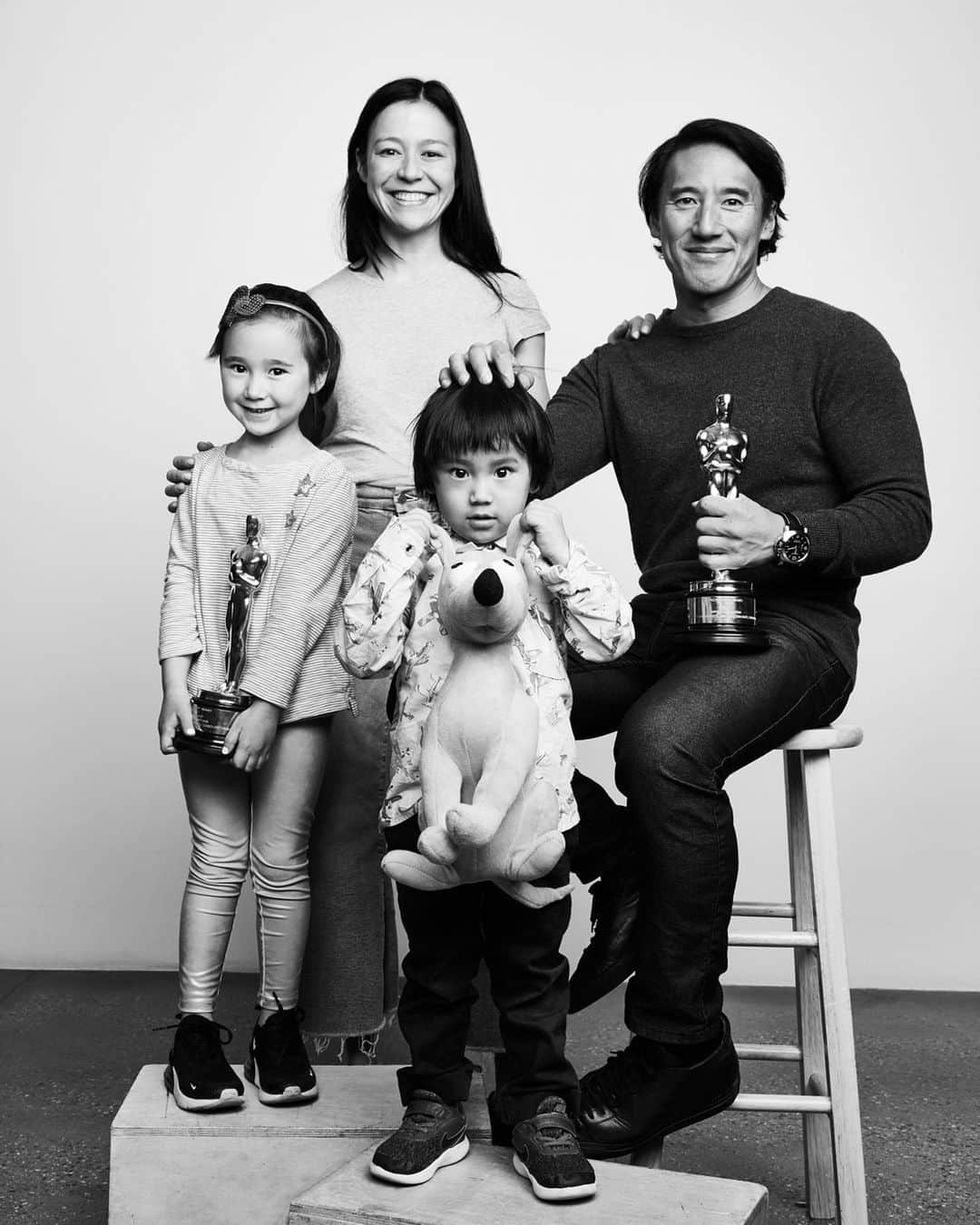 ジミー・チンさんのインスタグラム写真 - (ジミー・チンInstagram)「Merry Christmas from our family to yours. Happy holidays! (Best fam photo I could find 🤷🏻‍♂️ by @mmooneyimages for @variety morning after the Oscars...a little hungover but all smiles.) Plus my favorite kind of Christmas tree... @chaivasarhelyi」12月26日 2時46分 - jimmychin