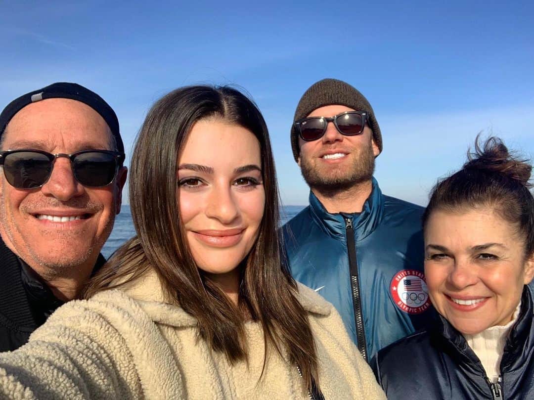 リア・ミシェルのインスタグラム：「Merry Christmas from my family to yours ❄️❤️」