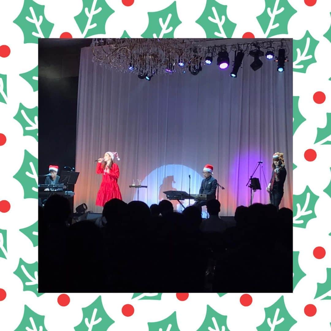 愛内里菜のインスタグラム：「リーガロイヤルホテル東京﻿ クリスマスプレミアムショー2019にお越し下さいました﻿ みなさま﻿ ありがとうございました ☺️🤲‼️﻿ ﻿ 素敵な空間で﻿ とても気持ちよく楽しく歌えて﻿ みんなのお席に回って歌ったり﻿ 最後みなさまと握手をさせてもらえたり﻿ 年内最後のライブに相応しいものとなりました😌🙏﻿ ﻿ 9年前の12月に引退という形を選びマイクを置いて、﻿ 9年後の12月こうして﻿ 再び歌を届けられている喜びを﻿ 感じさせてくれて　みんなありがとう😭﻿ ﻿ そして今回もお花にお手紙にプレゼント﻿ たくさんありがとうございます🥺✨﻿ ﻿ カメラマンのぶーやんさんと﻿ ツーショット撮るの忘れたー😢﻿ ﻿ 垣内倶楽部メンバー一同﻿ 2019年も大変お世話になりました﻿ 感謝でいっぱいです🥰🥰🥰🥰🥰﻿ ﻿ ﻿ #リーガロイヤルホテル東京﻿ #ディナーショー　#クリスマスイベント﻿ #愛内里菜 改め#R として #歌手 再始動﻿ #垣内りか #垣内倶楽部 #バンド #バンド名 ﻿ #ライブ大好き #ライブツアー #ライブバンド﻿  #ライブ #一体化 #絆 #盛り上がりたい #会いたい﻿ #感謝 #リスタート」