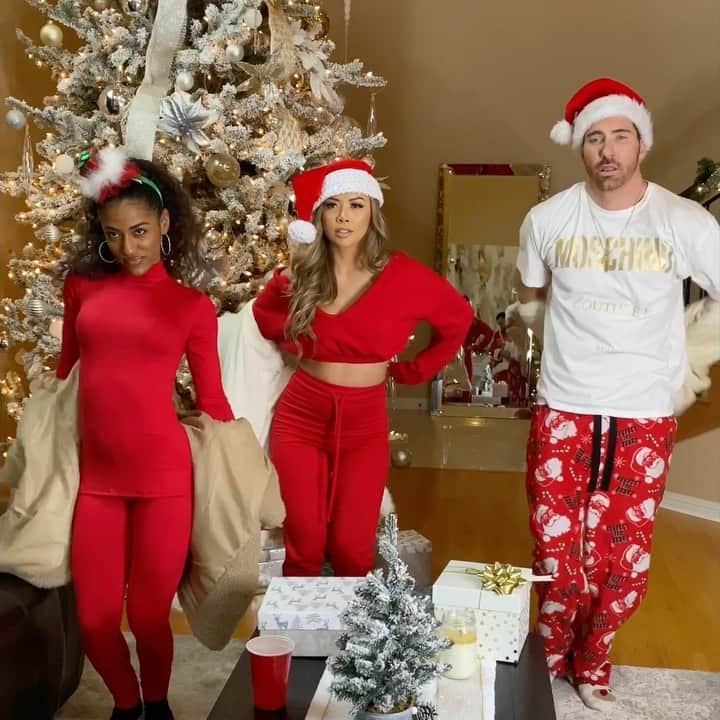 リアン Vのインスタグラム：「Would you be on the naughty or nice list If you met this Santa? 📝😍🎅🏼 Comment below! 😂 @official_janina @bobbynewberry @donbenjamin #MerryChristmas」