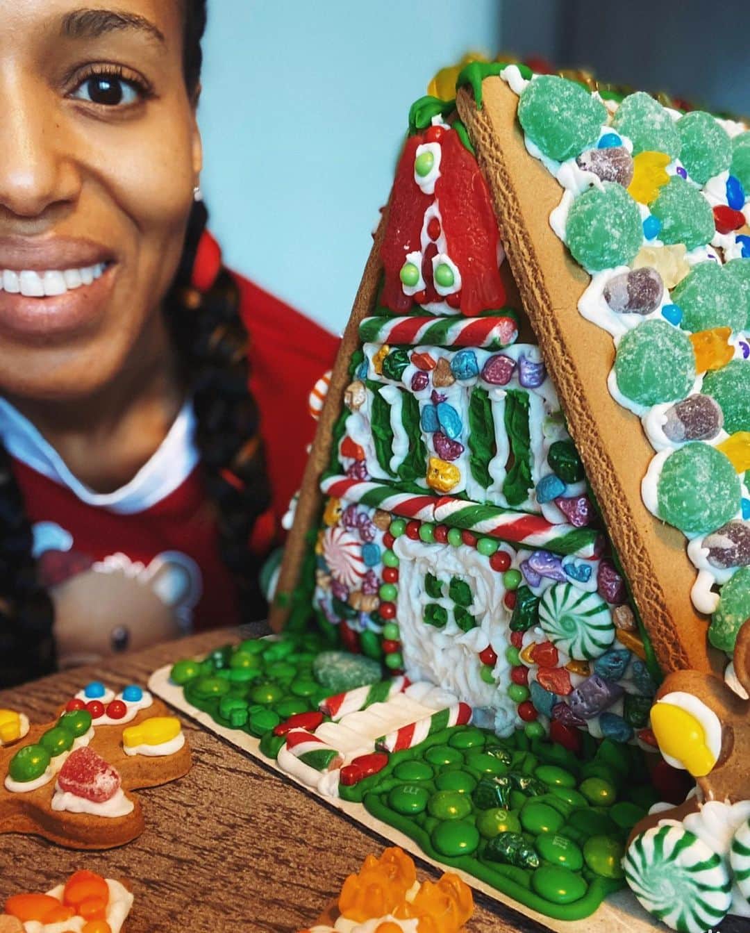 ケリー・ワシントンさんのインスタグラム写真 - (ケリー・ワシントンInstagram)「Santa stopped by our gingerbread house this morning!! To all who celebrate, have a very Merry Christmas 🎁 🎄 #HomeSweetHome ⠀⠀⠀⠀⠀⠀⠀⠀⠀ For the full 🏡 tour, check out my story!」12月26日 3時03分 - kerrywashington