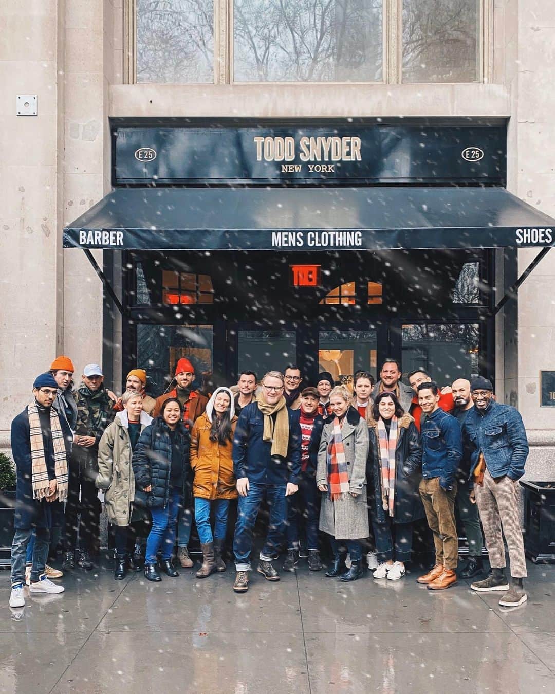 のインスタグラム：「Happy Holidays from us at Todd Snyder! 🎄」