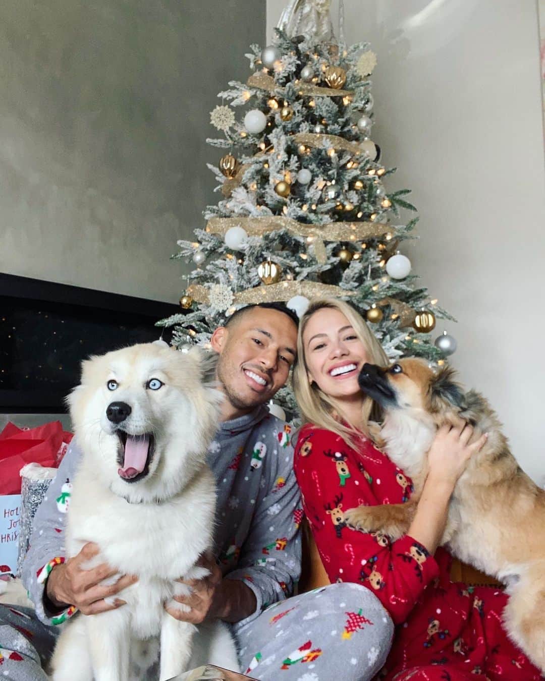 カルロス・コレアのインスタグラム：「Groot saw Santa 🎅🏼😂 Merry Christmas to everyone!  May love, happiness, and success reign in your household❤️God Bless you all 🙏🏽」