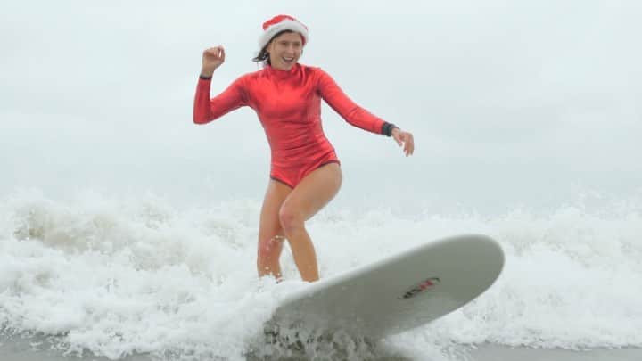 アナスタシア・アシュリーのインスタグラム：「Jumping into the holiday season like🎅Merry Christmas and Happy holidays🎄🕎🎥 @npiproductions and helicopter drop @beachsidehelicopters  @thelifeofdaltonsmith #surfingsanta」