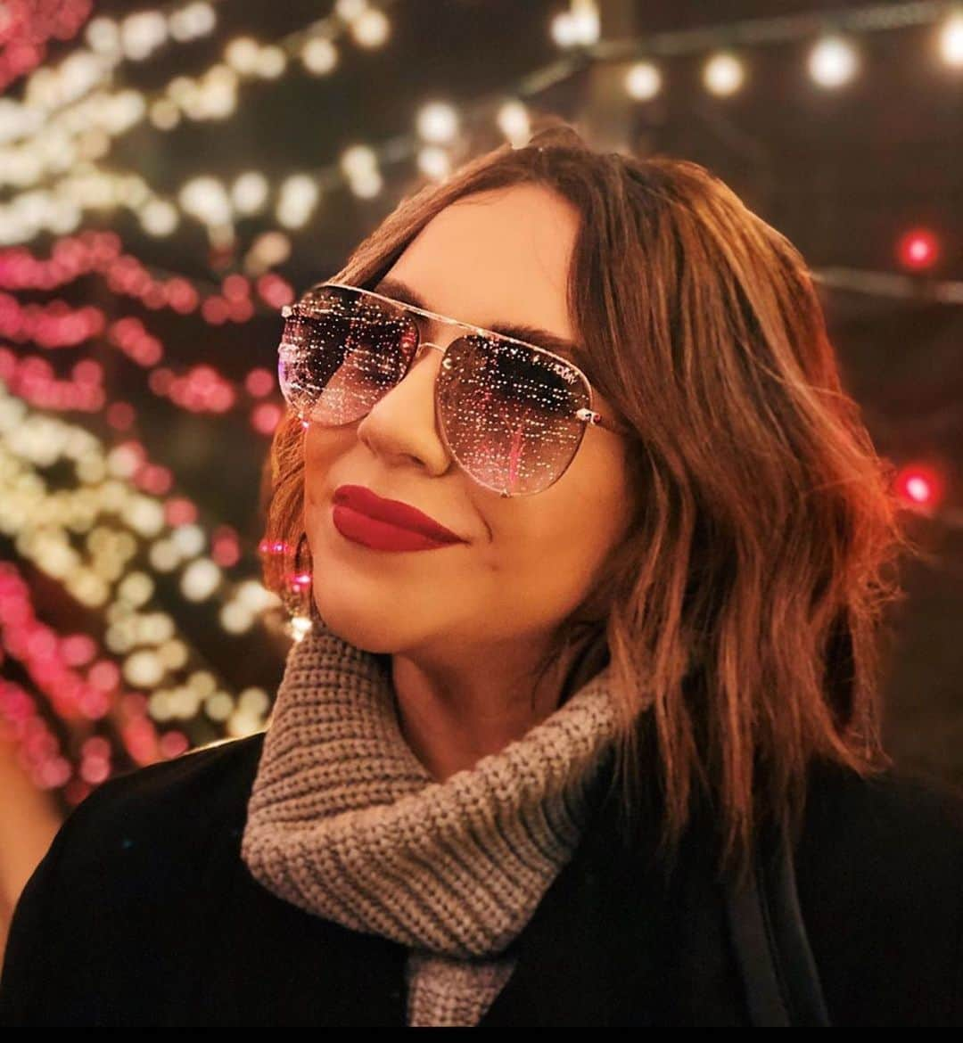 quayaustraliaさんのインスタグラム写真 - (quayaustraliaInstagram)「Wishing you and yours the happiest of holidays 🎄Thank YOU for being our greatest gift this year—and we're not just saying that, no squad like the #QUAYSQUAD 🖤 @katkgarcia looking merry + bright in HIGH KEY RIMLESS #FINDYOURQUAYS」12月26日 3時20分 - quayaustralia