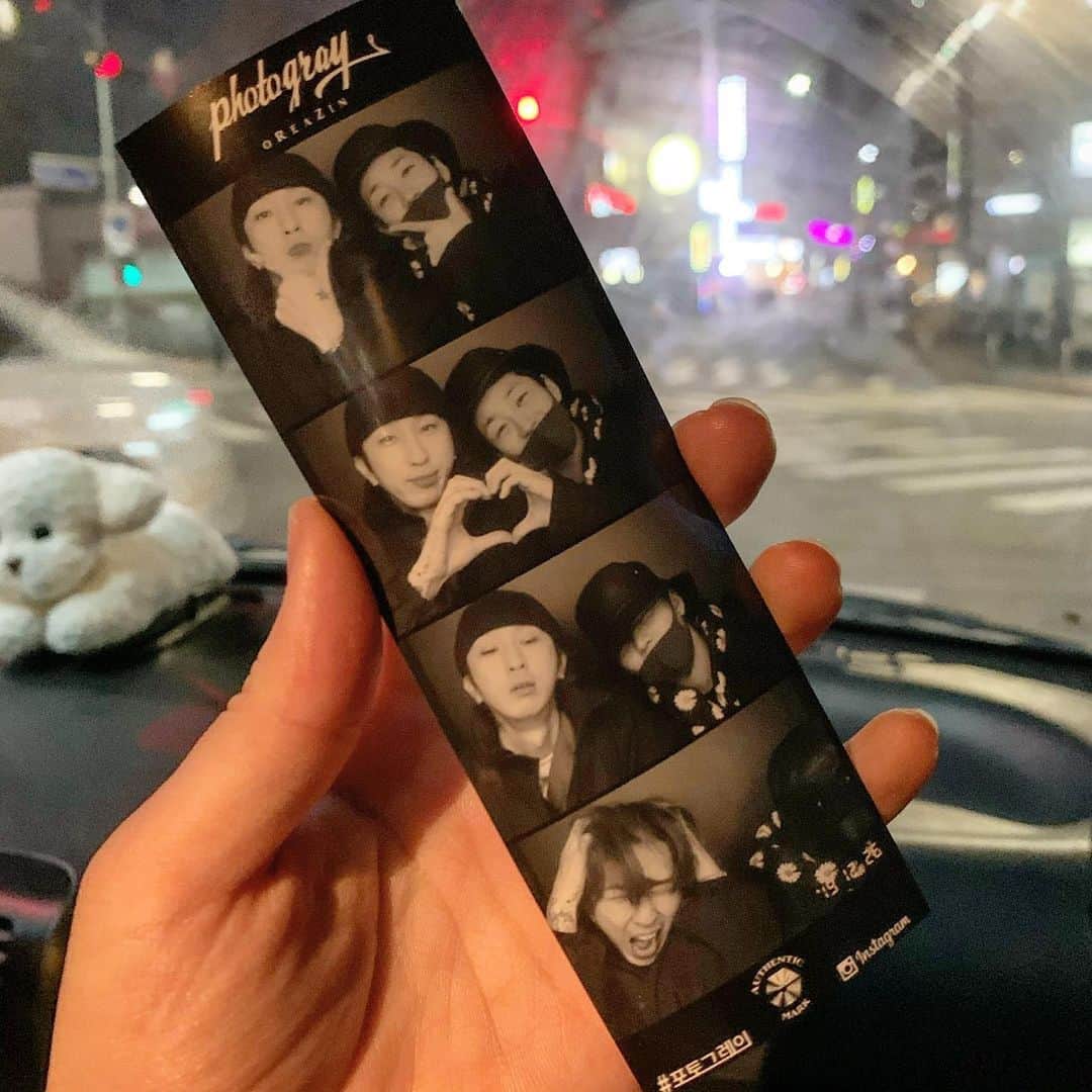 DINDINのインスタグラム：「클럽공연을 마치고 리피와 딘이는 스티커 사진을 찍고 집에갔다고 한다. #merrychristmas #owllounge #슬리피 #딘딘 @owllounge #4장의모든게담겨있다 #건전LIFE」