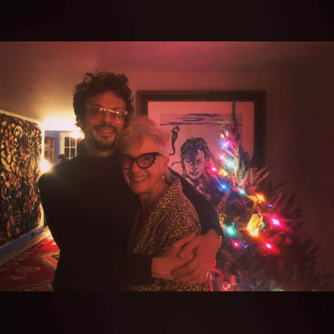 マシュー・グレイ・ギュブラーさんのインスタグラム写真 - (マシュー・グレイ・ギュブラーInstagram)「merry Christmas from me and my mom! ❤️🌲❤️」12月26日 3時32分 - gublergram