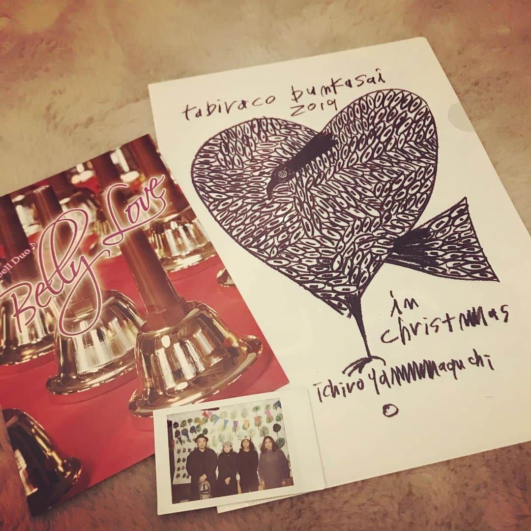 新居昭乃のインスタグラム：「タビラコ文化祭　いいクリスマスの１日になりました。昼の部と夜の部、参加してくださった皆さん、ありがとうございました！可愛いシンセでベース弾いたのすごく楽しかったです♡  Belly Love の藤江愛子さん♡ 井上えりこさん♡ベルを鳴らす動作が美しく、演奏はとにかくすごかったー✨  ROCKY CHACKのふたりとは、もはや同じバンドのような気がしてます。  最初に、このメンバーでやろうと思ってるって、サカナくんから聞いたときは、タビラコに入るかな？みたいな心配があったけど、終わってみたら世界中のどこ探しても他では味わえない素敵ライブだったと思います✨  サカナくんは演奏はもちろん素晴らしい。その上アイデアの宝庫でプロデュース能力が最高級です。  一緒に音楽できるのほんとに幸せです。　感謝✨  タビラコのカナさんのおかげで本当にいい経験させてもらいました。山口くんの絵に囲まれてみんなと演奏できるのは至福の時間でした。  井口さんの映画、ちゃんと見るの楽しみです♡」