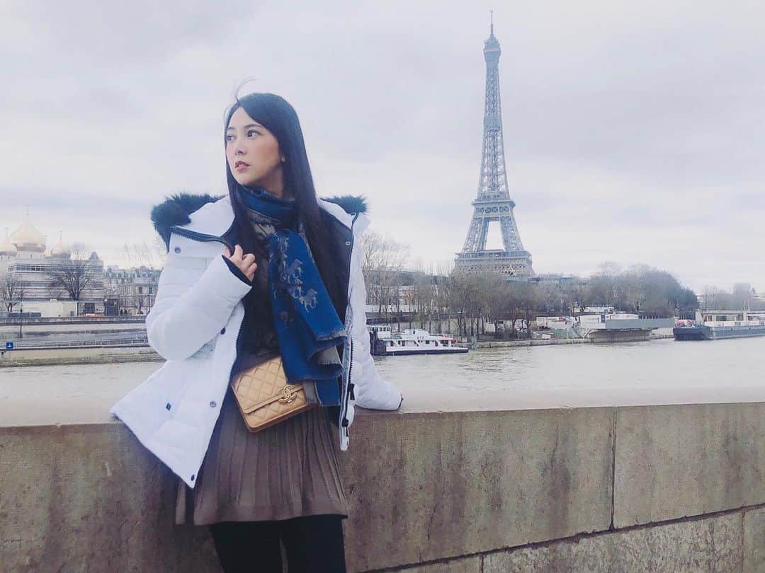 Miniさんのインスタグラム写真 - (MiniInstagram)「Merry Christmas🎄🎄🎄 久違的旅行✈️ 每天吃美食逛大街好幸福，唯一的副作用是心寬「體胖」啊！🙈🙈🙈 #巴黎 #艾菲爾鐵塔 #paris #parisfrance #eiffeltower #honeymoon」12月26日 3時29分 - minimini0630