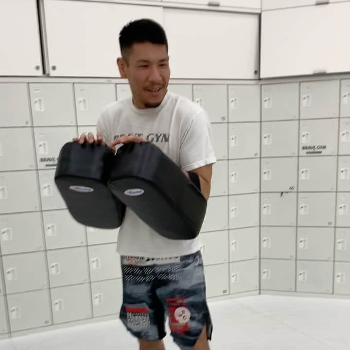 岸本加世子のインスタグラム：「１Ｒ４４秒で韓国のチャンピオンを秒殺した岸本篤史選手。パニッシャー岸本(処刑人？)の異名が。かよちゃんトレーニング。パニってんじゃねーよ編。#bravegym #岸本篤史#やついいちろう」