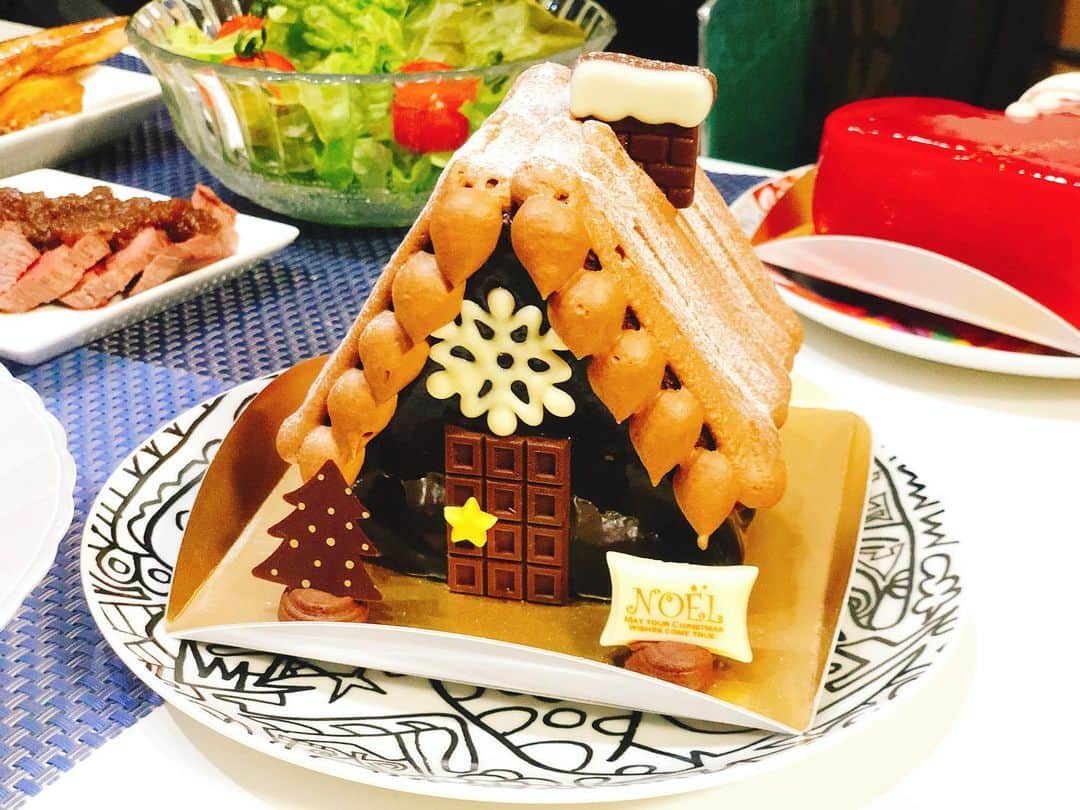 塚田綾佳さんのインスタグラム写真 - (塚田綾佳Instagram)「#メリークリスマス 🎄🎁🎅🌟 ・ #あやぽんcooking ケーキがあるから、昨日より豪華になった(ฅ• . •ฅ)ﻌﻌﻌ♥🍰💗 ・ ・ ローストチキンは 昨日からタレにつけておいたよ🥰 ・ シンプルなミートソースパスタ🍝 ・ #ローストビーフ は 昨日作った残り💁‍♂️🥩 ・ きのこと鮭の #ポットパイスープ は パイ生地が想像したように膨らまなかったけど 味はばっちりです😘 ・ ケーキが可愛すぎて辛い🎅🏼🎄🎂🍷🎁⛄️🎉！！！ ・ ・ #クリスマスイブ #Xmas #クリスマス #クリスマスパーティ #料理 #クリスマス料理 #cooking #おうちクリスマス #クリスマスごはん #ポーセラーツ #香取慎吾アート  #model #猫顔  #smile #girl  #shooting #셀카 #미소녀 #일본인  #非常好 #摄影 #塚田綾佳」12月26日 3時31分 - tsukada_ayaka