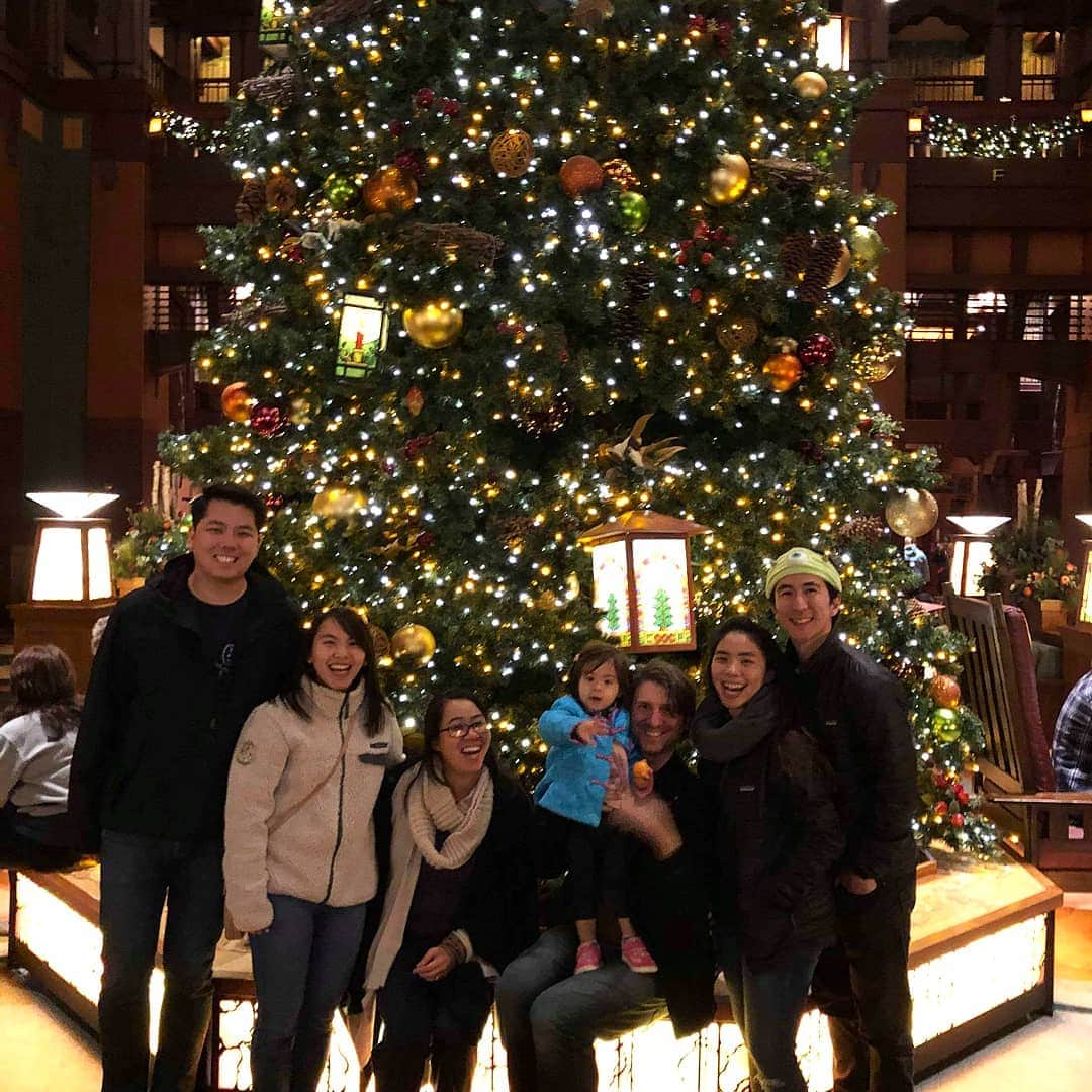 ベアトリサ・リャンのインスタグラム：「Merry Christmas, everyone! From the Robins-Odiens-Liang-Hopsons 🎄🥰❤️」