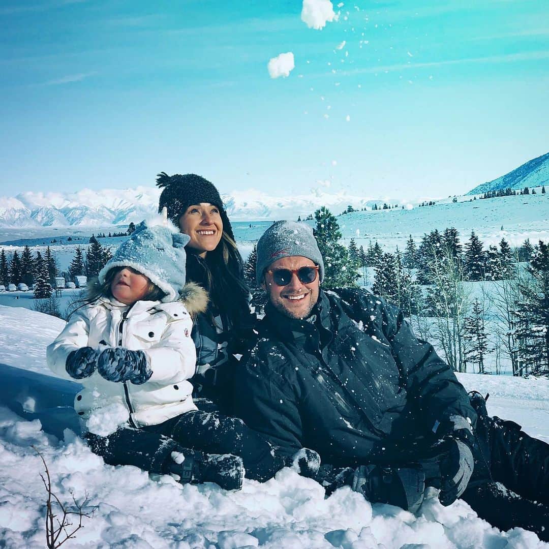 のインスタグラム：「Merry Xmas and Happy Holidays from our family to yours. Hope this festive season is spent surrounded by those you love! Wishing you all the very best and looking forward to an even better 2020! With love to each and every one of you! The Yeomans X #xmas #christmas #christmas2019 #family #snow #ski #snowboard #yeomans #mountains #letitsnow #happyholidays #2020 #floatingsnowballs」