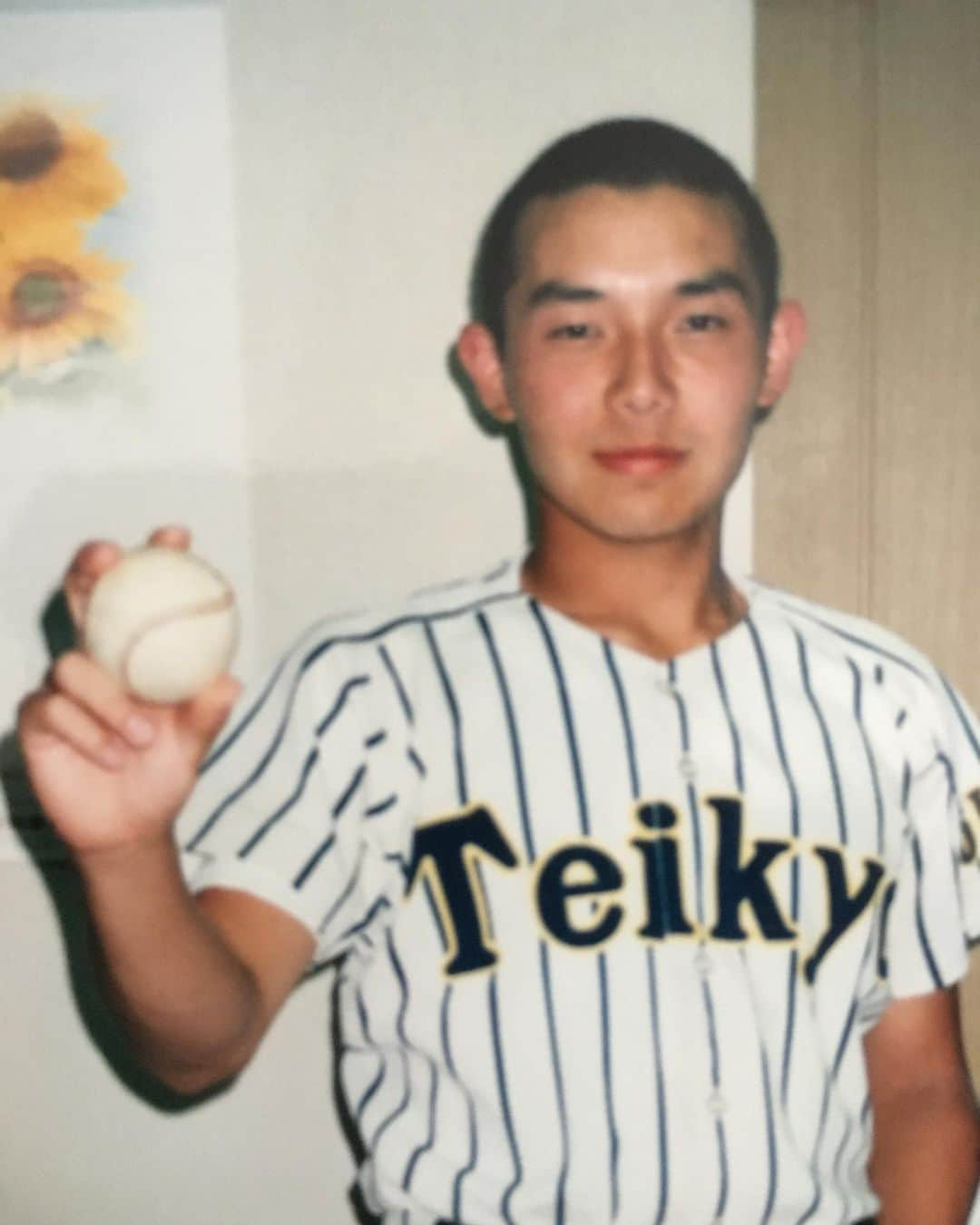 そうすけのインスタグラム：「【帝京高校野球部あるある】  練習が特に厳しいためその分よく食べなきゃならない。 学食にも1日に2〜3回行くので、学食のマスターは野球部の人は定価より50円引きにしてくれる。  だがまれに、ただ単にオシャレで坊主にしている帰宅部の生徒に対しても間違えて50円引きする事があった  #帝京高校 #帝京野球部 #野球 #高校野球 #甲子園 #野球部だけじゃなくサッカー部も割引きにしてくれる #ただサッカー部は坊主でもないから見分けるのが難しい #野球部1年は学食がどれだけ空いていても立って食べなきゃいけない #練習によく耐えれたと思う #今なら1日ももたない #あの時以上にキツいと感じる事がない #理不尽なルール #電車もガラガラであろうが1年は座ってはいけない #座ってるのが見つかると連帯責任で1年全員学食の出入りが禁止になるルール #とんでもないルール #そんなよく分からないルールが山ほどあった #今の時代では考えられない #それでも思い出に残っているという事は何だかんだで楽しかったんだろうな #あの時乗り越えられたからこそ今の自分がいる #帝京魂」