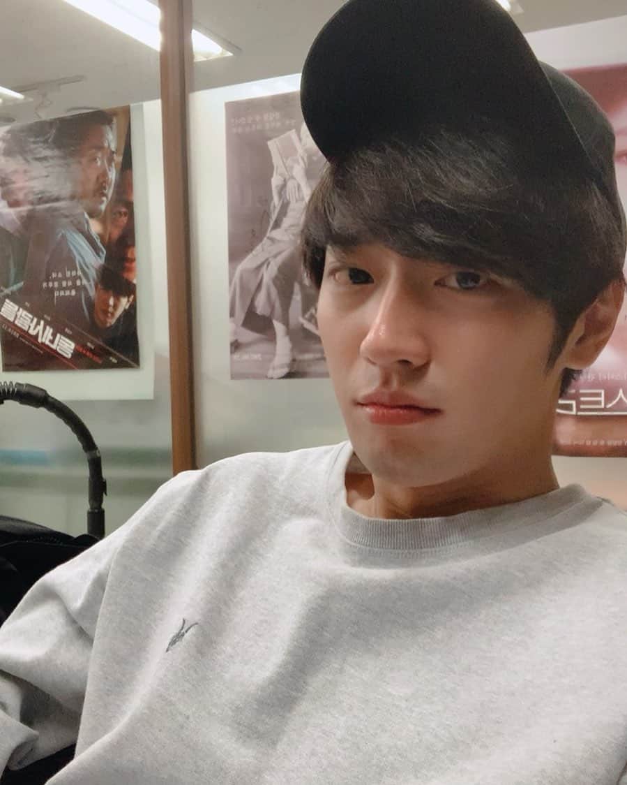 イ・サンヨプのインスタグラム：「잠안옴 큰일났음😧」