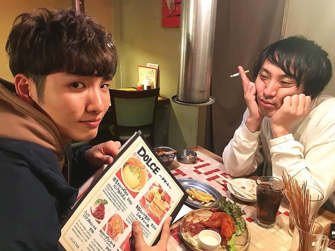 高見雄登のインスタグラム：「爆ノ介さんにチキンごちそうになりました。 ぼくはチキンを食べて、爆ノ介さんは洲崎をちょっとだけ食べてました。 #メリクリ」