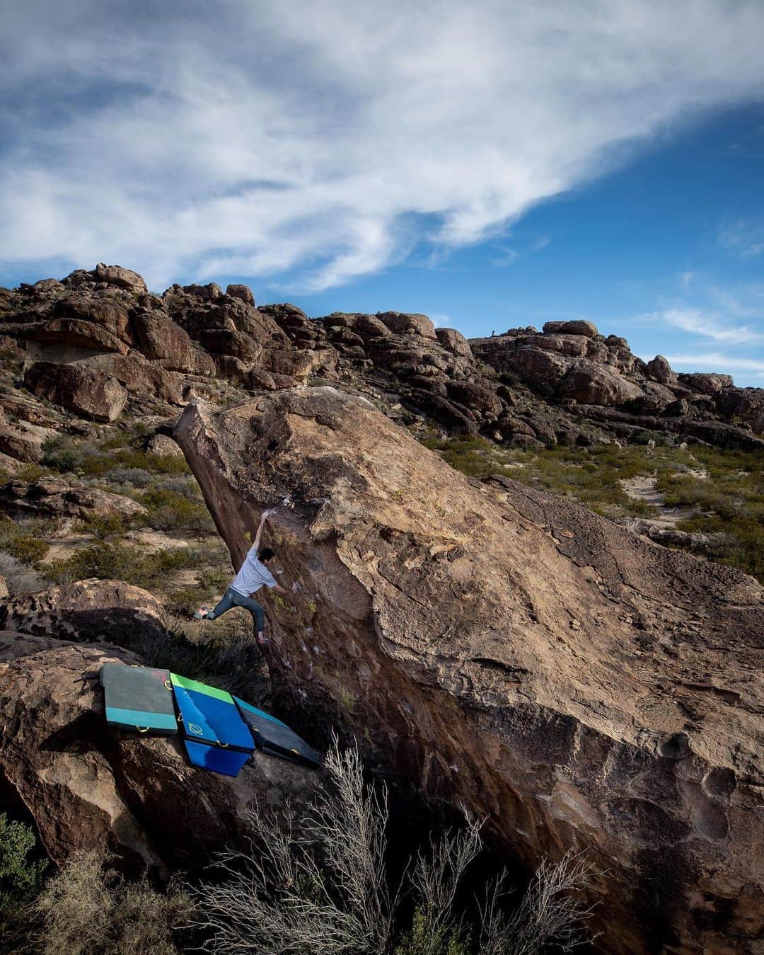 のインスタグラム：「Happy holidays from Hueco Tanks! #bouldering photo: @lizzy.ellison」