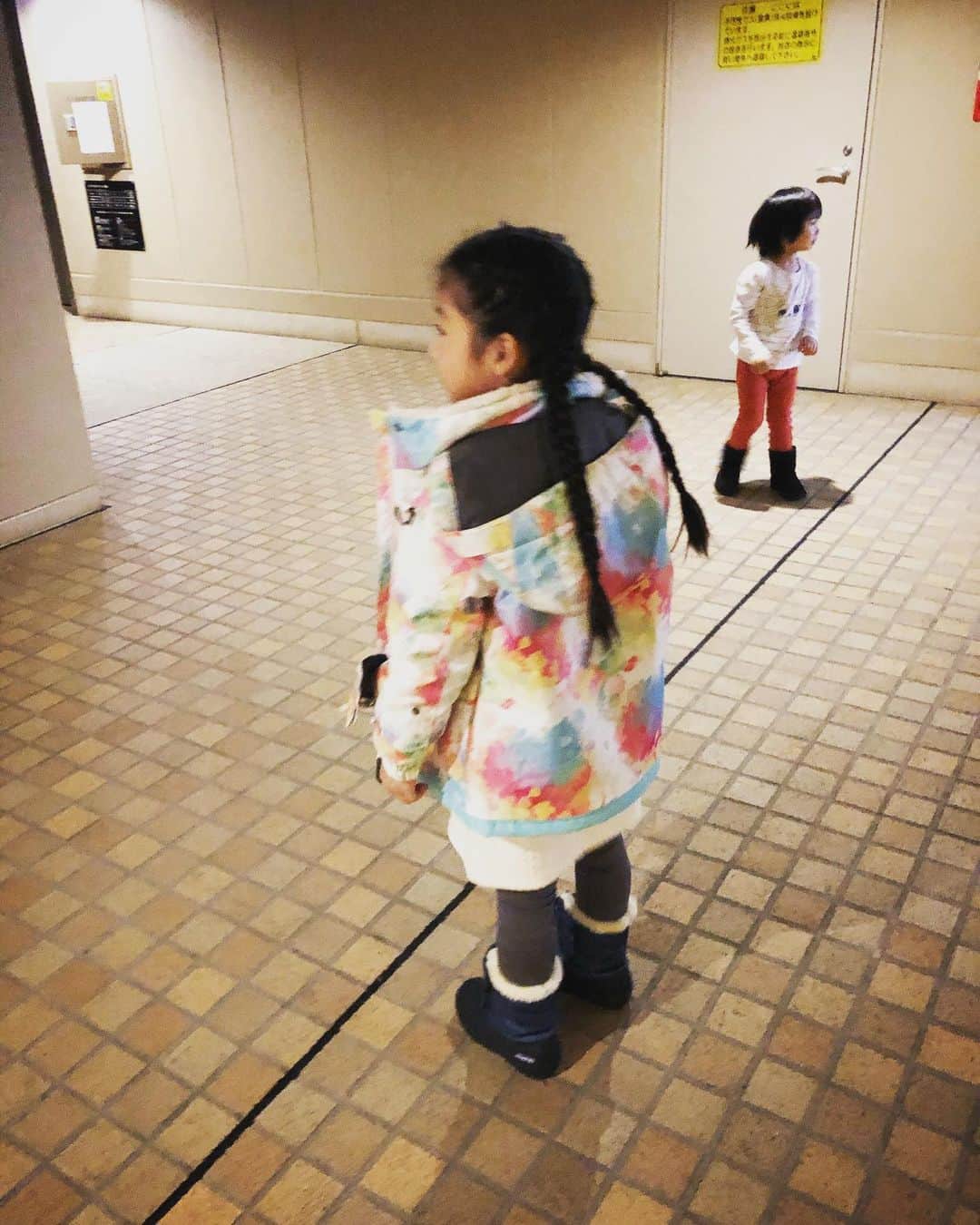 涼紫央さんのインスタグラム写真 - (涼紫央Instagram)「今日からなゆは スキーキャンプへ。 4日間の荷物が入った リュックは大きすぎて、 バックが歩いてるようでした^ ^ いってらっしゃーい♡ #スキーキャンプ #6歳」12月26日 9時31分 - toitoitoi