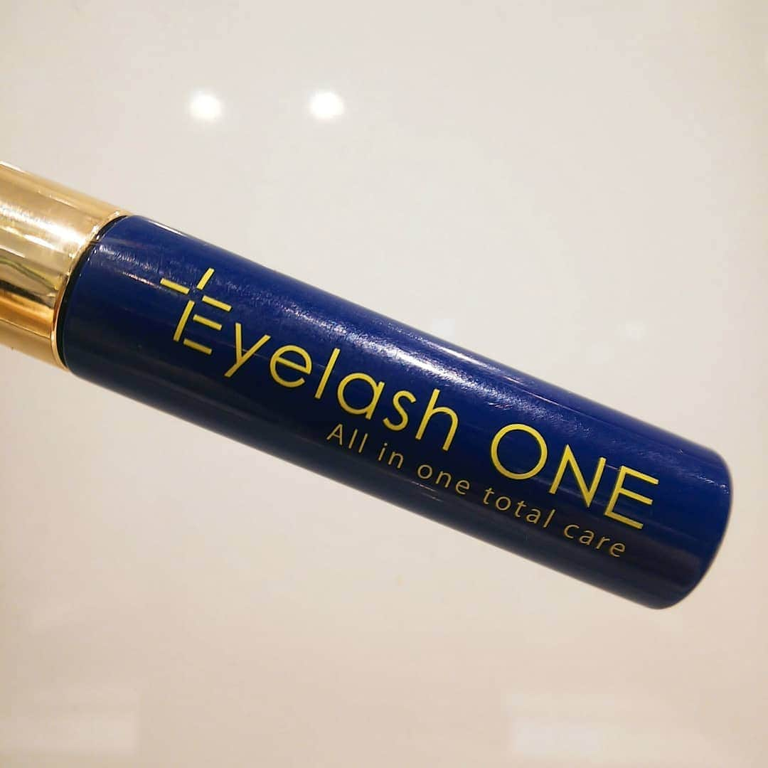 EyelashONEさんのインスタグラム写真 - (EyelashONEInstagram)「【目尻しわなくす】 . 愛用者様の声を 紹介させていただきます。 . １２月は色々な場所へ イルミネーションを観に行くデート！ . 乾燥した目元じゃかわいくないので デート中もこまめにケア。 . 液がしみないので メイク上からもぬれます。 . 目尻しわっぽさも すぐなくなります。 . 自まつげも長くのびました。 横顔もかわいくなりました！ . @eyelash_one_official #アイラッシュワン#アイラッシュ#まつ育美容液#まつ毛美容液#まつげ美容液#つけまつ毛#つけまつげ#まつ育#まつ育中#まつエク#マツエク#マツエクサロン#まつエク卒業#まつ毛#まつげ#まつ毛育毛剤#まつげエクステ#まつ毛カール#まつげパーマ#まつ毛パーマ#まぶた#目元#目元エステ#目元ケア#目元メイク#チップタイプ#美容液#まつ毛美容液すごい#まつげ美容液おすすめ#まつげ美人」12月26日 9時23分 - eyelash_one_official