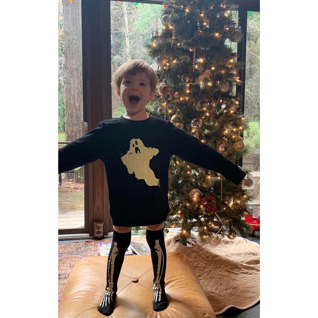 マンディクーンのインスタグラム：「Doing his best reenactment of The Nightmare Before Christmas. ☠️🎄」