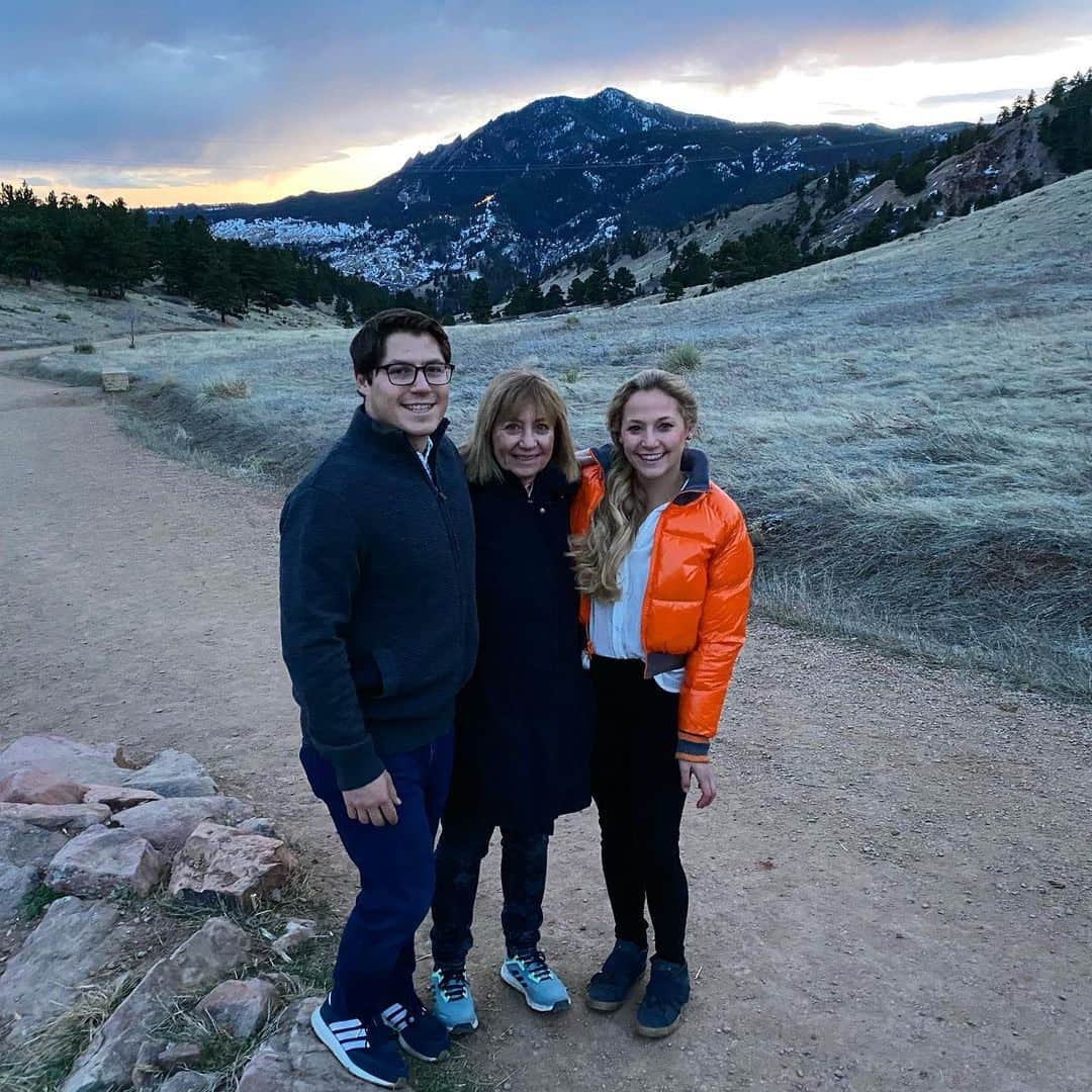 サッシャ・ディギーリアンさんのインスタグラム写真 - (サッシャ・ディギーリアンInstagram)「Happy Holidays from my family to yours 💖  #backyardhikes 🙏🏻」12月26日 9時24分 - sashadigiulian