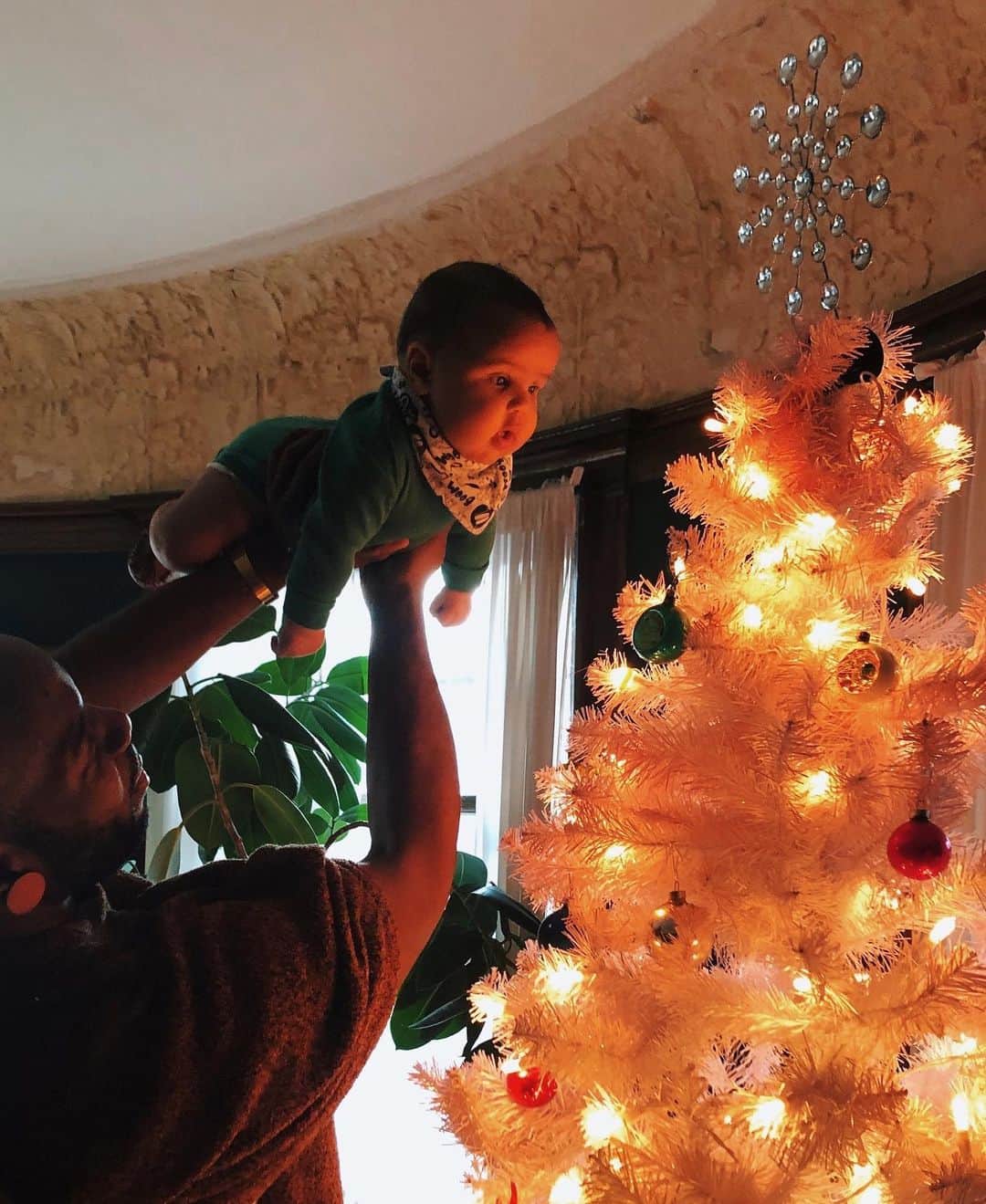 Paul Octaviousのインスタグラム：「First Christmas in the books, officially 4 months and I can honestly say this little guy is an absolute treat! #📸 by @drepurps」