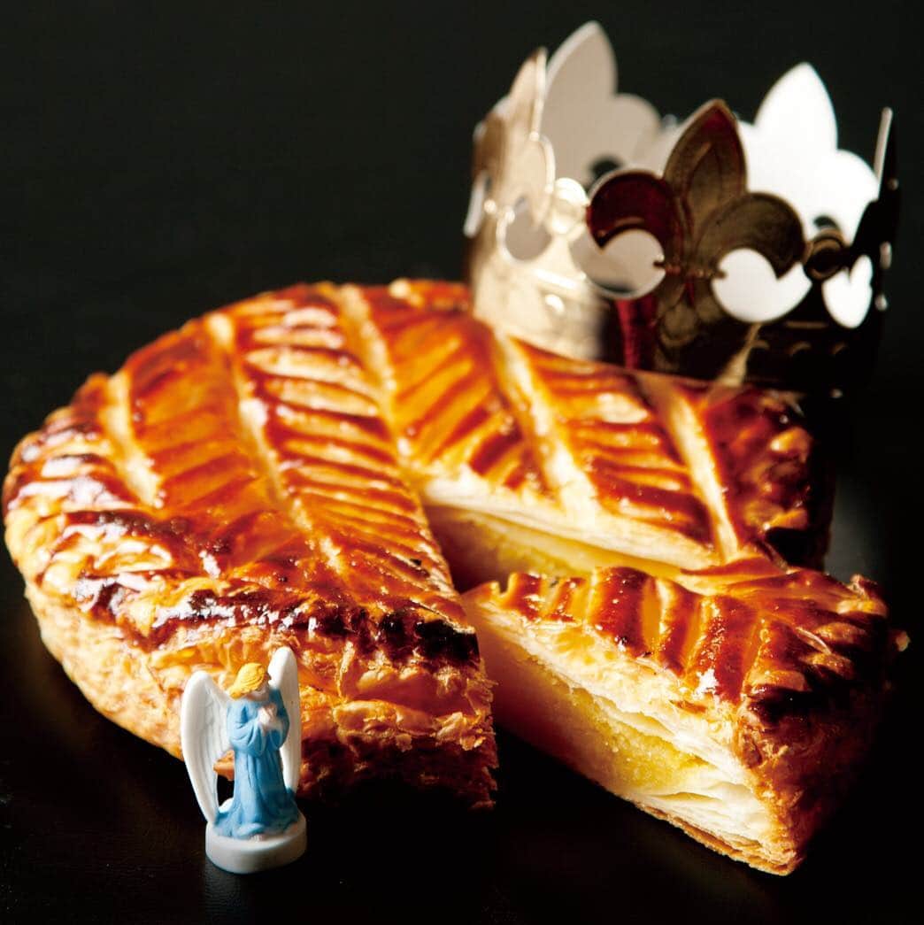 ペリエ千葉さんのインスタグラム写真 - (ペリエ千葉Instagram)「【本館1F/ジャン・フランソワ】 新年を祝うフランスの伝統菓子 「ガレット・デ・ロワ」予約受付中！ . パイを切り分けて食べ、パイの中に入った 小さなフェーブ（人形）に当たった人はその日みんなから祝福され、 幸運が１年続くといわれているフランスの伝統菓子です！ . サクサクのパイにアーモンドクリームを たっぷり詰めて焼き上げました！ . 【 ガレット・デ・ロワ 】 発売期間：１月２日（木）～１５日（水）  ご予約締め切り：１月１０日（金） . ミニサイズ（フェーブ無し）　￥３９０＋税  ミニサイズ（フェーブ有り）　￥５００＋税  １ホール（フェーブ無し）　￥１３８０＋税  １ホール（フェーブ有り）　￥１４８０＋税 ※当店では安全のためフェーブは別添えにしております。 . 家族や親戚、友人が集まることが多いこの時期！ 2020年は、 みんなでガレットデロワを食べて新年を始めまてみませんか？ . #ペリエ #ペリエ千葉 #JEANFRANCOIS #ジャンフランソワ #お正月 #ガレットデロワ」12月26日 9時27分 - perie_chiba