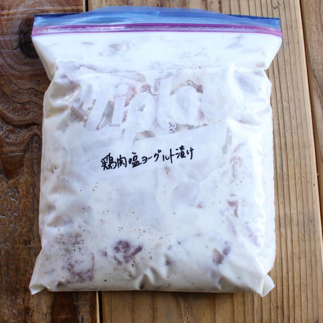 Atsukoさんのインスタグラム写真 - (AtsukoInstagram)「Today's lunch 2019.12.26 ･ ･ 塩ヨーグルトチキン 雑魚ピーマン 紫芋ボール ローストビーフ 芽キャベツペペロン 紅芯大根塩麹漬け ラディッシュ浅漬け 茄子のピリ辛和え 味玉 ･ ･ 今日のメインは塩ヨーグルトチキン。 下味冷凍したものを使っています。 レシピは簡単。 鶏肉250gにヨーグルト150ml、塩小さじ3/4、ローズマリー1本を混ぜたものに漬け、ジップロックに入れて冷凍→解凍して焼くだけ。笑 お肉が安いときに買ってきて、下味をらつけて冷凍しとけばいいので、楽ちん❤ ･ 今回はそのまま焼いただけのお手軽メニューでしたが、1度冷凍してあるからか味がしみててて美味しい😍 ふつーに焼くだけではなくて、ジャガイモとグラタンにするレシピもあります😍😍 仕事でいつもよりおそく帰ってきた日に、何作ろうか迷った日などに是非！ ･ ･ 是非一度お試しあれー😋😋✨ ･ ･ #ziploc#ジップロック#下味冷凍#下味冷凍日記#作り置き#料理#時短料理#ゆとりのある生活＃ゆとりうむ#pr」12月26日 9時29分 - sakuracafe001