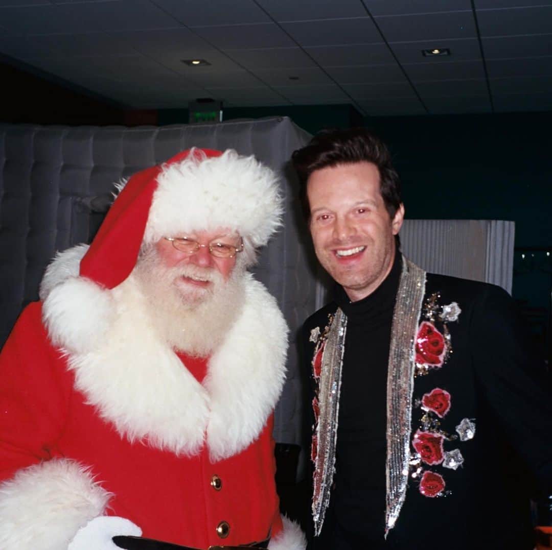 メイヤー・ホーソーンのインスタグラム：「Have a very Mayery Christmas everyone」