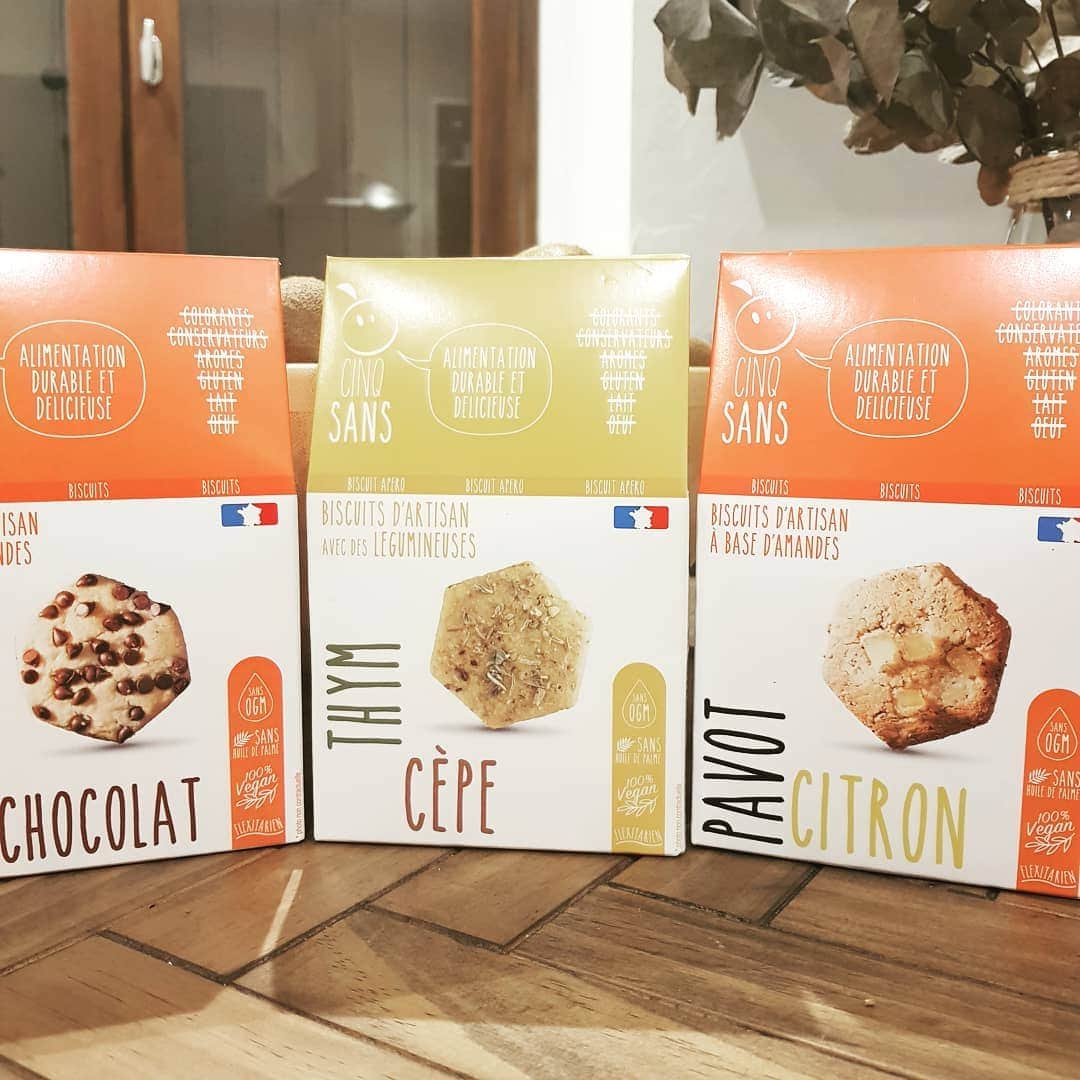 Elea Mariama DIARRAのインスタグラム：「🌲 Jeu concours de Noël 🎄. . .  Noël n'est pas terminé les amis !! Cette semaine je vous propose un dernier jeu concours avec @cinqsans. A gagner : . . 〰️ Un paquet de granola cannelle . 〰️ Un paquet d’apéro curry gingembre . 〰️ Un paquet de gâteaux aux pépites de chocolat . . Pour jouer c'est toujours pareil: . . 🔹Être abonné à mon compte et à celui de @cinqsans 🔹Taguer 2 de vos amis en commentaires . . Tirage au sort ce dimanche 29 décembre.  #jeuconcours #cinqsans #heathlyfood #sansgluten #noel」