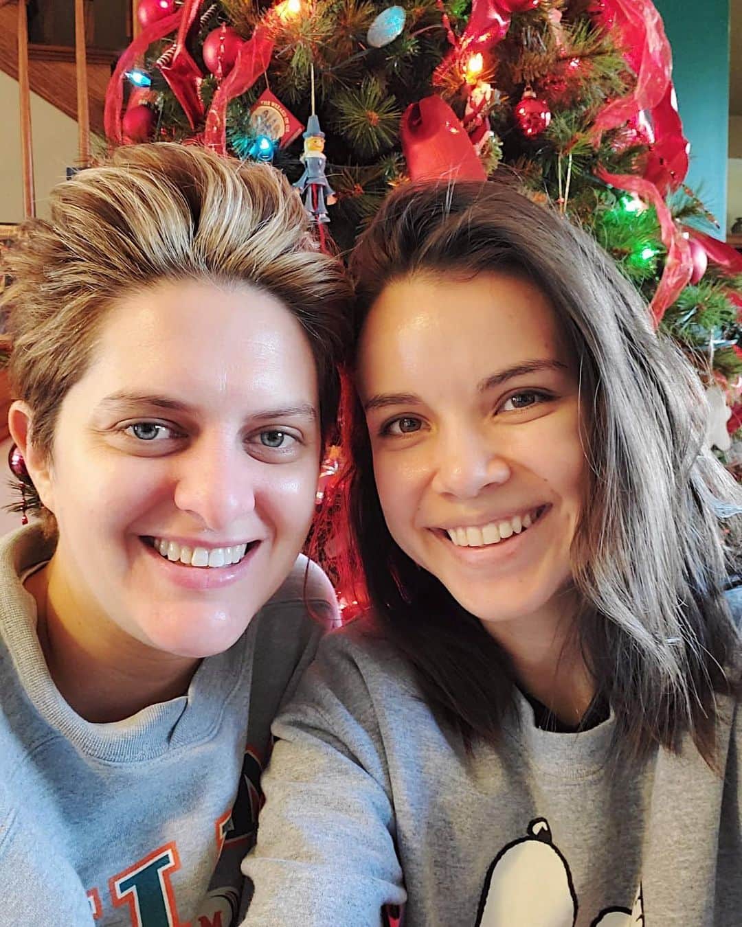 イングリッド・ニールセンのインスタグラム：「Merry Christmas from two thirty-somethings trying to figure out how to take a selfie! 🎄😜」