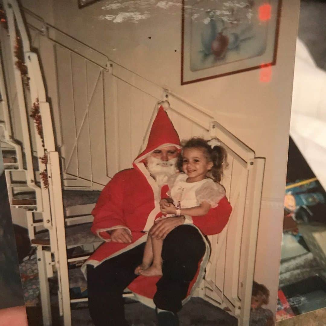 ジェイド・サールウォールさんのインスタグラム写真 - (ジェイド・サールウォールInstagram)「Merry Christmas from me and Santa (me Dad) 🎅🏼👧🏽」12月26日 4時16分 - jadethirlwall