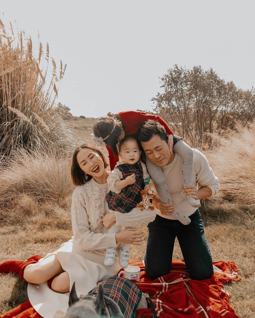 クリッセル・リムさんのインスタグラム写真 - (クリッセル・リムInstagram)「Merry Christmas from our family to yours! This little family of mine is the biggest gift of all and all I could ask for! May your holidays be filled with all things merry & bright and may you take the time to remember the true sentiments behind Christmas. Wishing you and your loved ones a joyous holiday 🎄#merrychristmas #christmas2019 #chrisllen 📷:@karlaticas」12月26日 4時09分 - chrisellelim