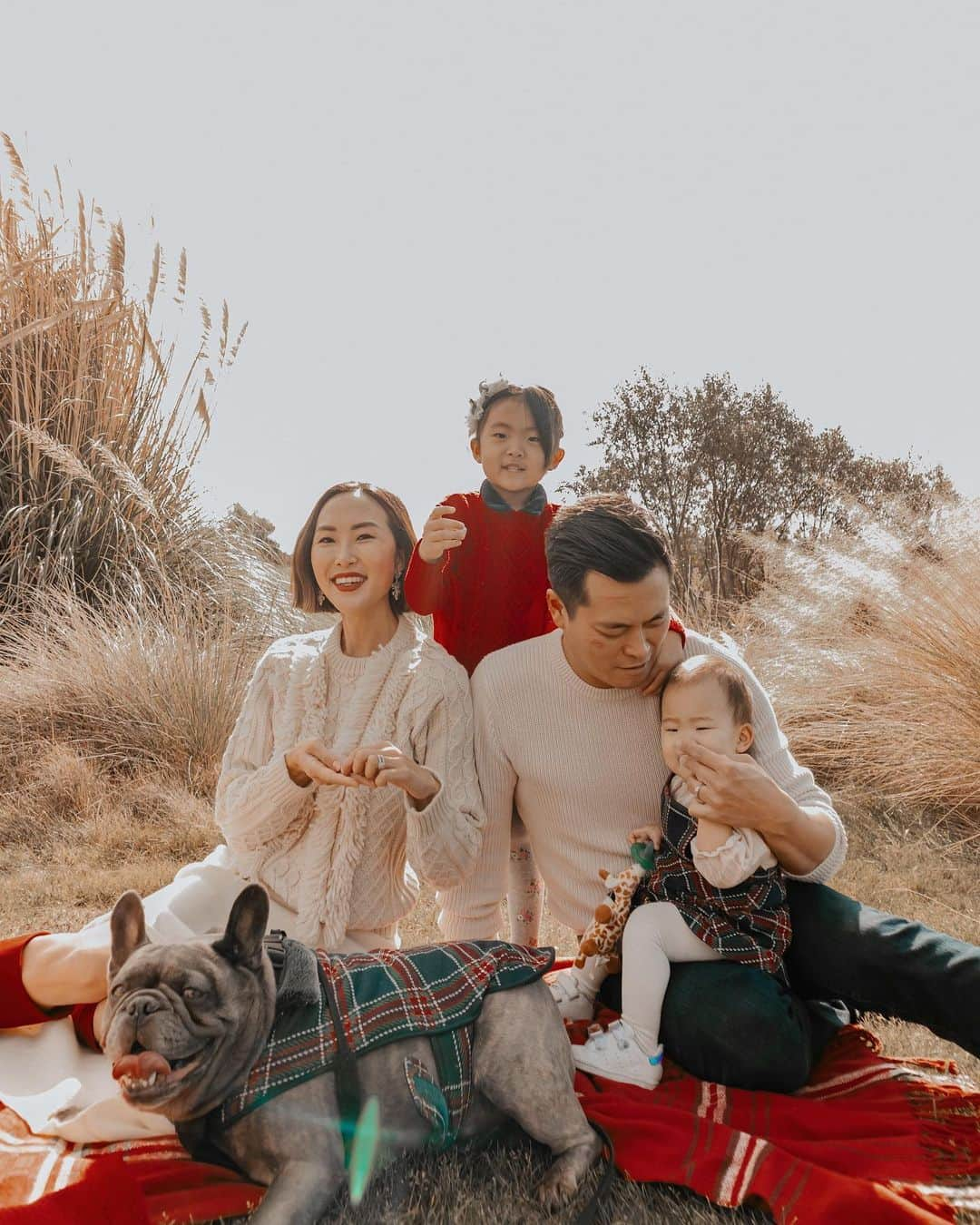 クリッセル・リムさんのインスタグラム写真 - (クリッセル・リムInstagram)「Merry Christmas from our family to yours! This little family of mine is the biggest gift of all and all I could ask for! May your holidays be filled with all things merry & bright and may you take the time to remember the true sentiments behind Christmas. Wishing you and your loved ones a joyous holiday 🎄#merrychristmas #christmas2019 #chrisllen 📷:@karlaticas」12月26日 4時09分 - chrisellelim