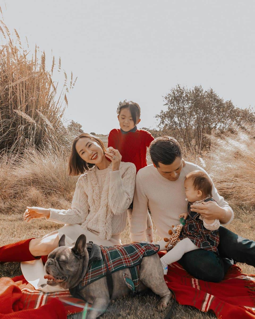 クリッセル・リムさんのインスタグラム写真 - (クリッセル・リムInstagram)「Merry Christmas from our family to yours! This little family of mine is the biggest gift of all and all I could ask for! May your holidays be filled with all things merry & bright and may you take the time to remember the true sentiments behind Christmas. Wishing you and your loved ones a joyous holiday 🎄#merrychristmas #christmas2019 #chrisllen 📷:@karlaticas」12月26日 4時09分 - chrisellelim