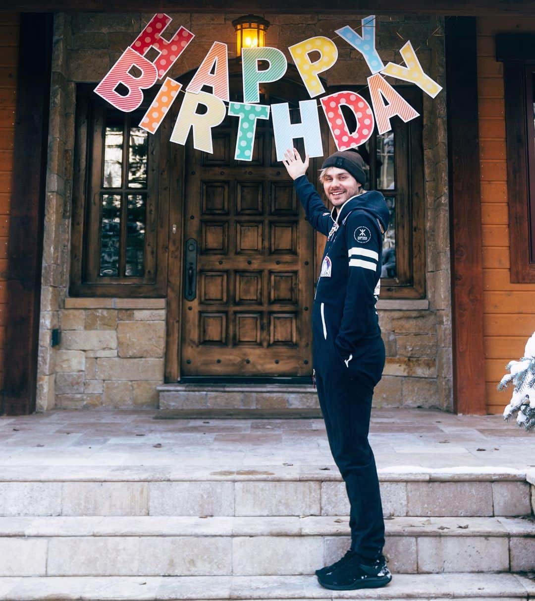 マイケル・クリフォードのインスタグラム：「happy birthday jesus!」