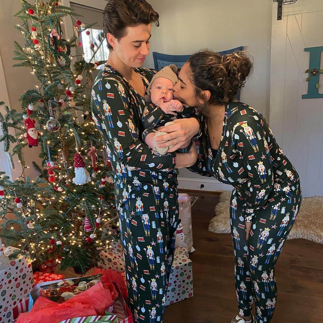 ナッシュ・グリアのインスタグラム：「Happy Holidays 🎄」