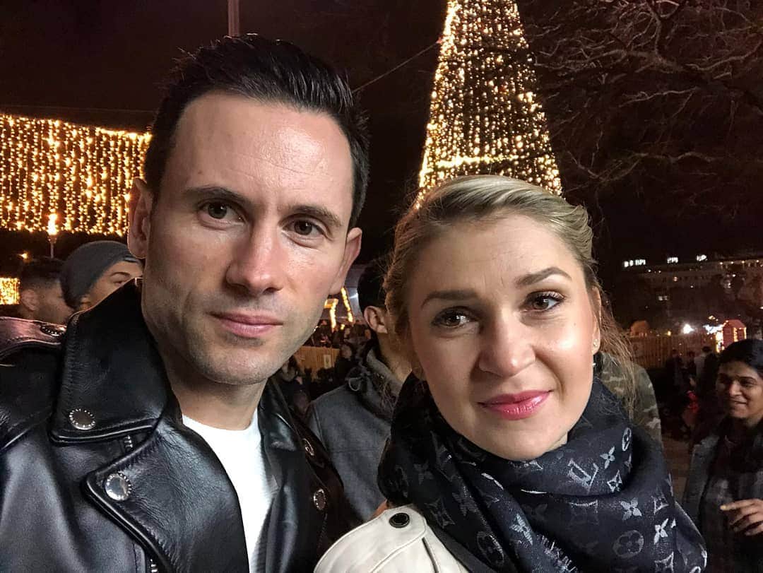 ジョアン・モンテイロのインスタグラム：「The golden couple wish you a Merry Christmas and happy holidays 🌲🎅👫💑」