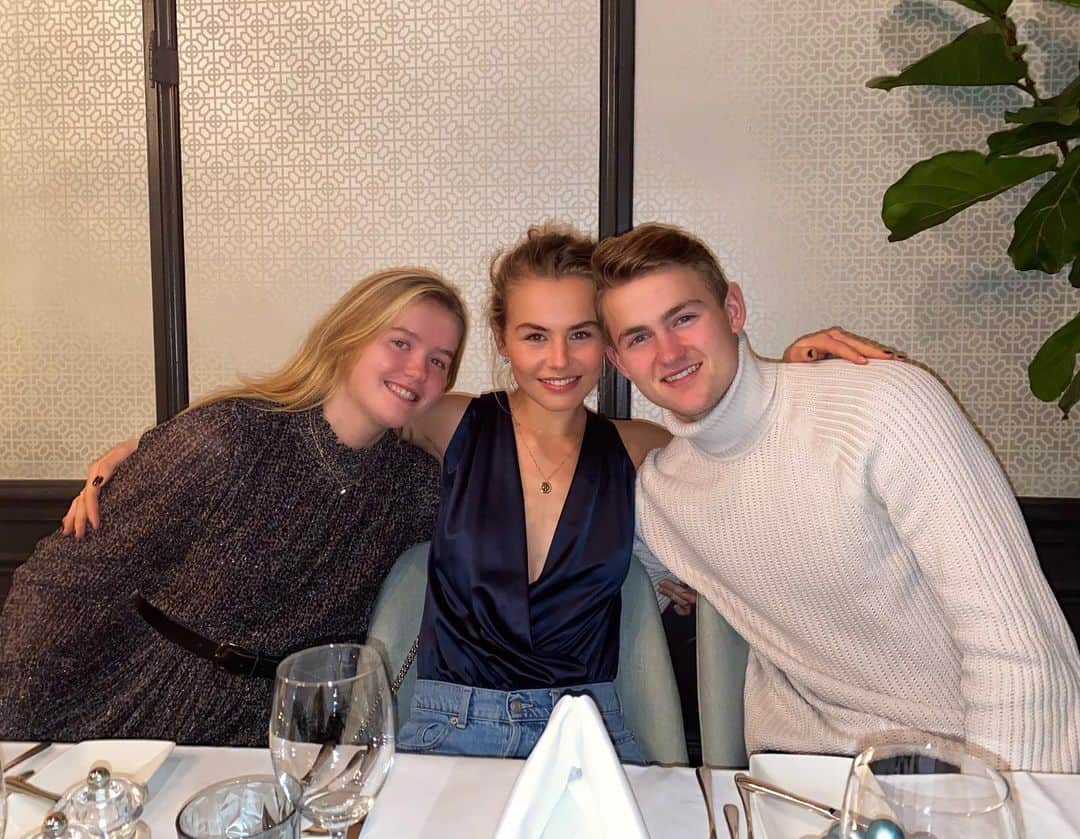 マタイス・デ・リフトのインスタグラム：「Merry Christmas 🎁🎄」