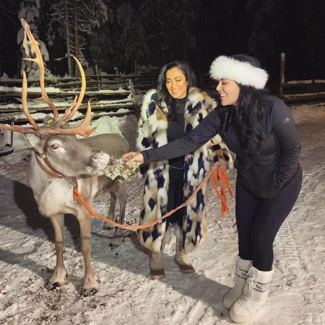 Huda Kattanさんのインスタグラム写真 - (Huda KattanInstagram)「Reindeer Sightings in Lapland, but we couldn’t find Santa 😫 @monakattan @huda comment 🦌🦌🦌 so I can see you 🤗」12月26日 4時27分 - hudabeauty