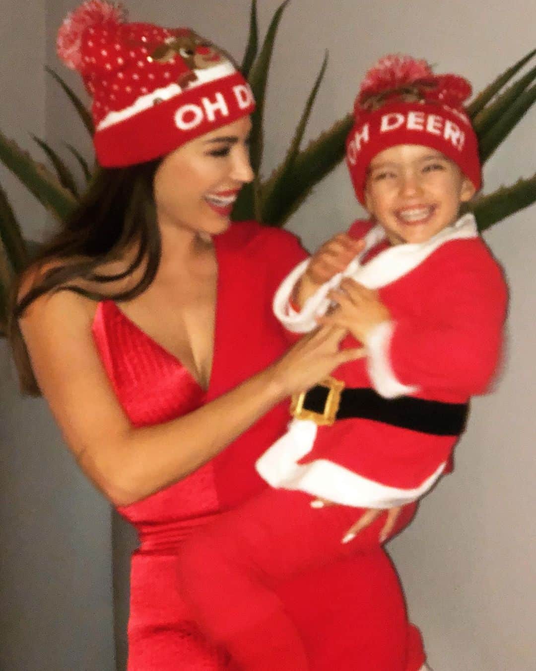 ヨランテ・ヴァン・カスベルヘンのインスタグラム：「✨❤️ If Kisses were Snowflakes, We would Send You a Blizzard!! 🤗🥰 Merry Christmas!! ❤️✨」