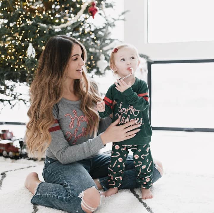 チェイサーのインスタグラム：「May your days be Merry & Bright☃️✨ Happy Holidays! ❤️💚 @chaserkids #chaserbrand #happyholidays #merrychristmas #cutefamily #familygoals #christmasoutfit #christmaspjs #chaserkids #kidsclothes #kidsoutfit」