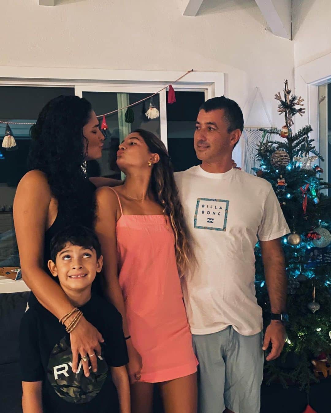 Luana Silvaさんのインスタグラム写真 - (Luana SilvaInstagram)「Merry Christmas from my family to yours ❤️✨」12月26日 4時35分 - luanasilva__