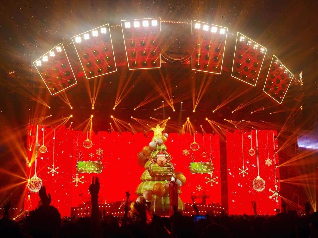 キュリ さんのインスタグラム写真 - (キュリ Instagram)「크리스마스에 4시간동안 신나게 뛰었다 ㅋ  #2019올나잇스탠드 #광끼의갓싸이 #christmas」12月26日 4時39分 - qtfreet
