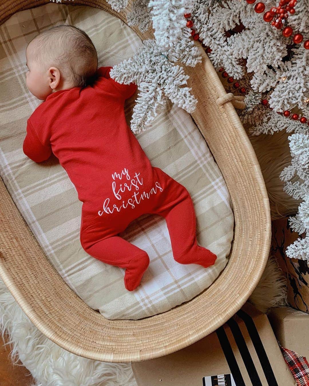 carlyのインスタグラム：「Snoozing his way through Christmas Day ❤️ I couldn’t ask for a better gift, being his mama is truly an honor and my greatest accomplishment. Merry Christmas, ig fam! #babysfirstchristmas #sharemypbk」
