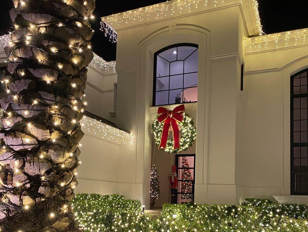 ロブ・ディアデックさんのインスタグラム写真 - (ロブ・ディアデックInstagram)「Christmas starts with creating the right spirit... House lit, multiple trees, and a life size Santa to set the tone.」12月26日 4時44分 - robdyrdek